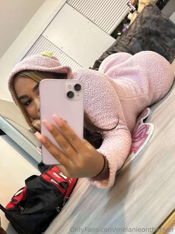 Heyyy do u like my pajamas ?🦄
