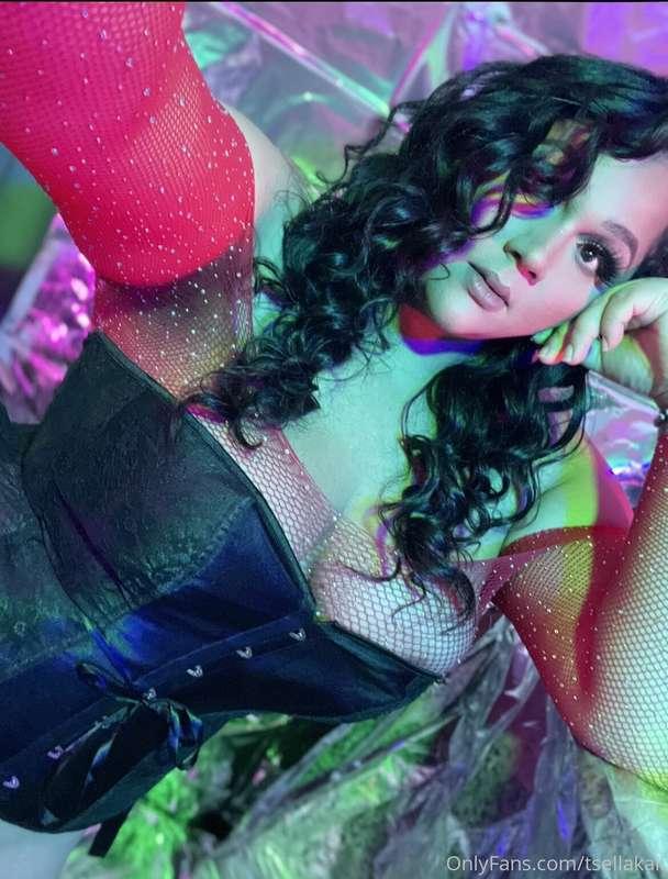 Don’t you want me under your Christmas tree 🎄🎁🤶🏽
