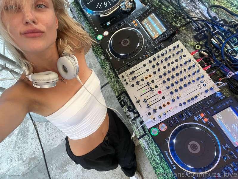 I love when I have work 🥰❤