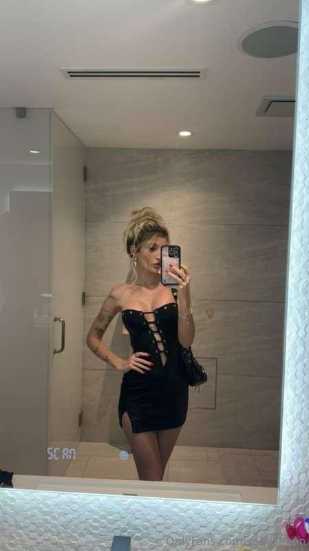 in a mood 🖤