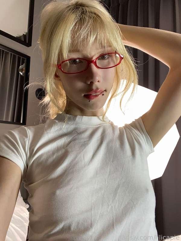 do u like my nipples bumping through the top or just naked? ^^

#glasses #cute #nerdy #selfie #teen #waifu #blonde