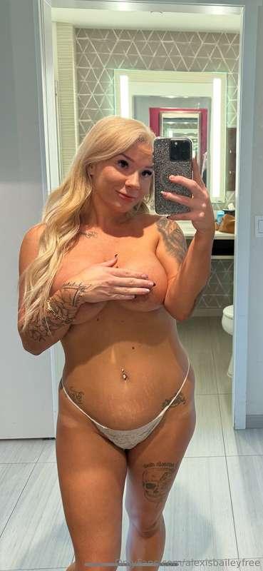 Chat with me on my other page 😋💕 @alexisjobailey 