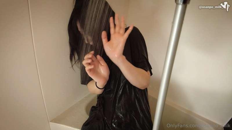 【Open to the public】
She masturbates with a shower head. Soa..