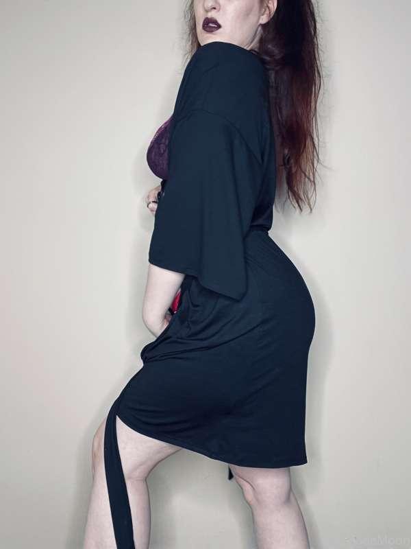 The back booty curve does it for me 😏🙈🥺 happy hump day!!