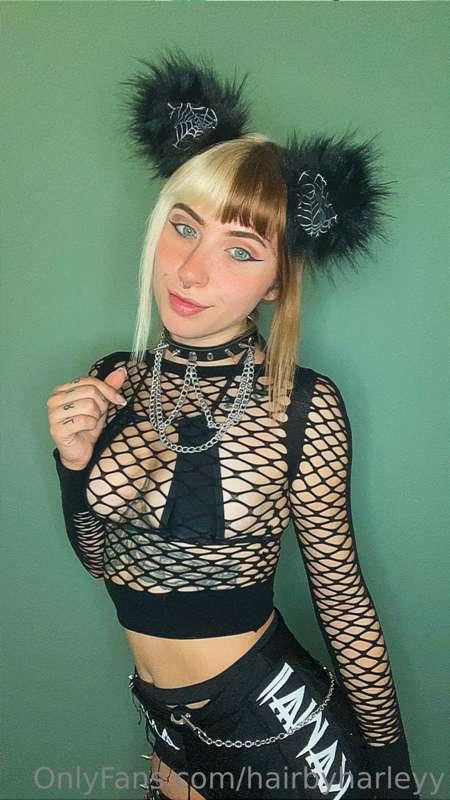 It’s your favorite little raver girl here 🖤
Would you rave w..