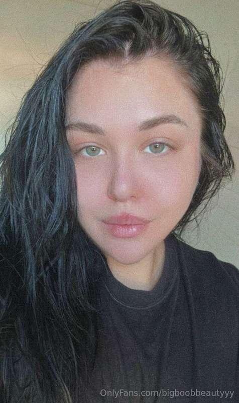 Hi! Your princess misses you very much....🥰