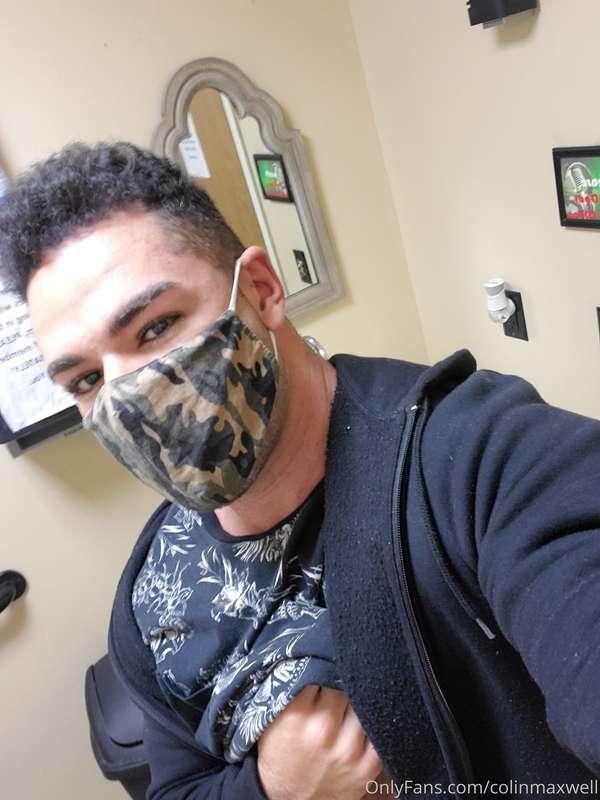 Playing with myself in a public bathroom..🍆🔥 Come suck me of..