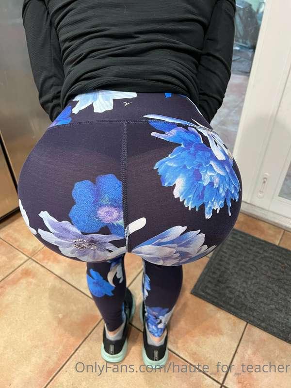 Y’all can kind of see my panties through my gym pants 😈😈😏😏!!..