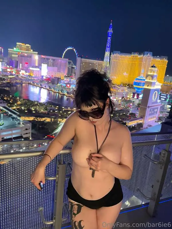 Fuck me eyes but make it goth 🦇