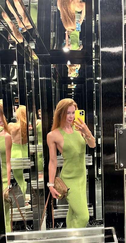 Do you like my green dress, babe?🥰