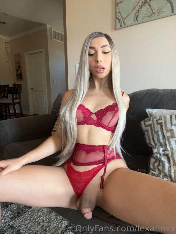 Red looks good on me, wanna see it from the back?😍