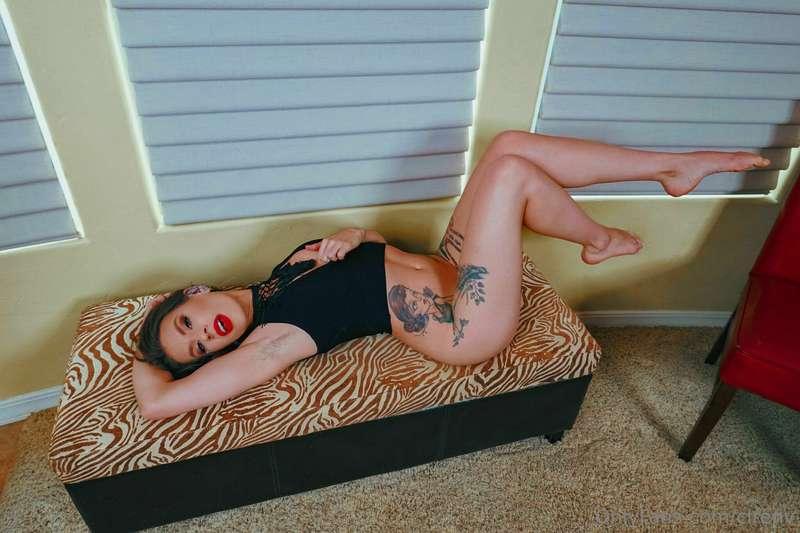 Be sure to check those DMs and unlock my hottest new content..