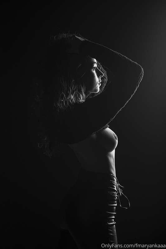 Black&white boobs 👌