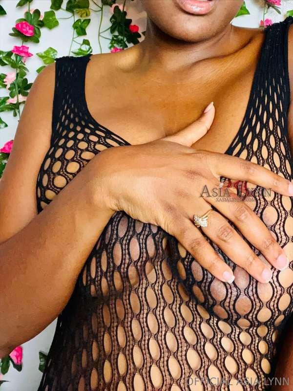 # fishnets look so good on me 😍
@xasialynnx