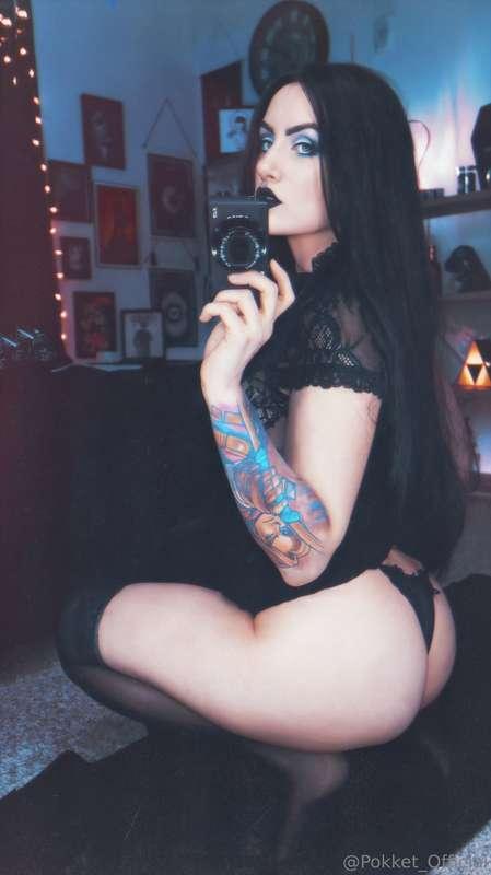 posted a strip tease for @pokketvip 😘 