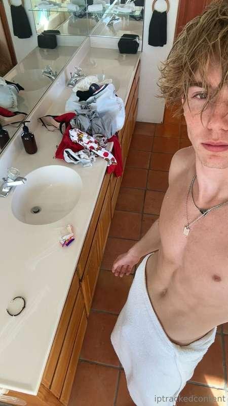 ignore the mess, focus on me 👅