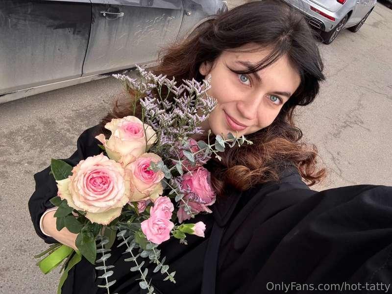 💐 Holding this wonderful bouquet in my hands it is filled wi..