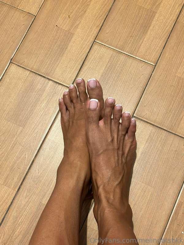 New design on my nails🦶🏽🦶🏽