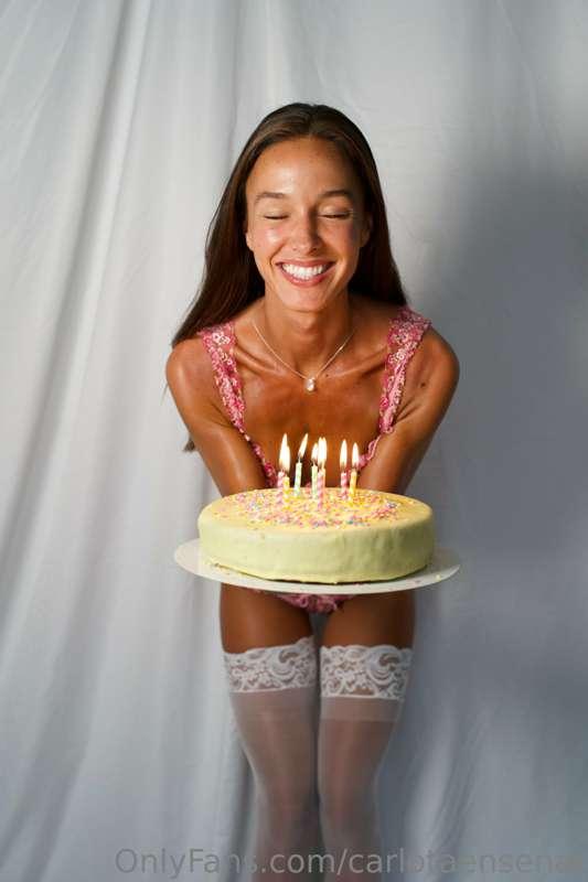 IT’S MY BIRTHDAY!!! 🎂 and all this cake will be in your DMs ..