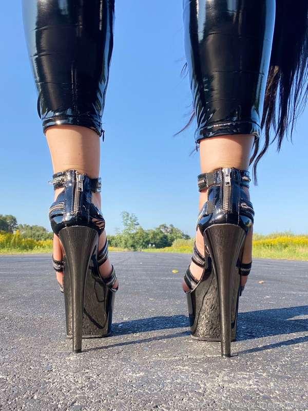 Sunday funday 😈 means more beautiful pictures of my legs and..