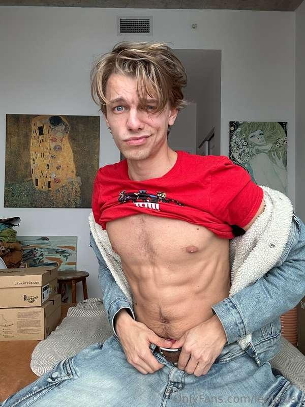 You want me to be naked? DM me 🔥