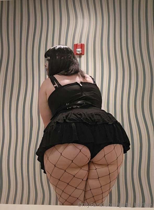 I love going out in public dressed like a slut ♡