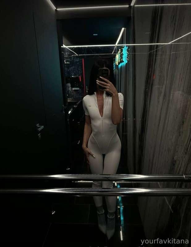Do I look like a stewardess from a spaceship?🤭🛸