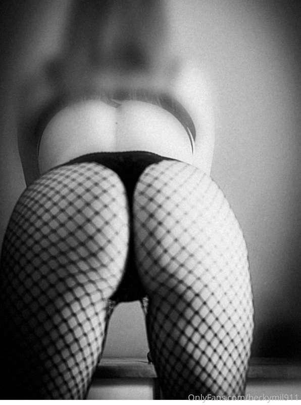 Are you a fan of fishnets?😈 