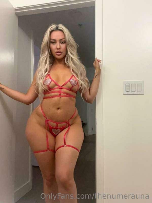 Tiny waist and some thick thighs 🤭