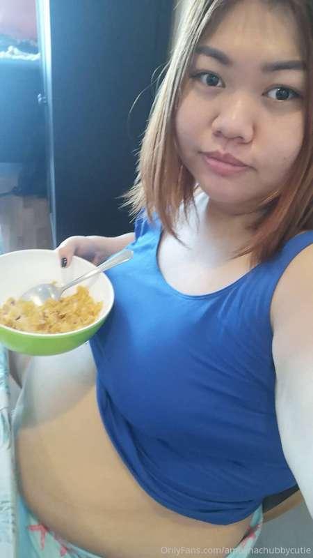 Sleepy head with cornflakes to wake her up 😅😴
Good morning g..