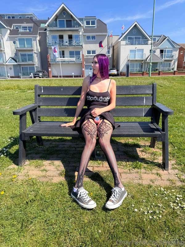 hii 🖤 i have a few pics for you today flashing my flat cage ..