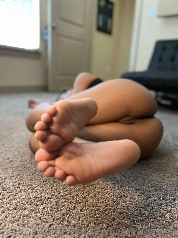Feet and pussy 🐱 👣