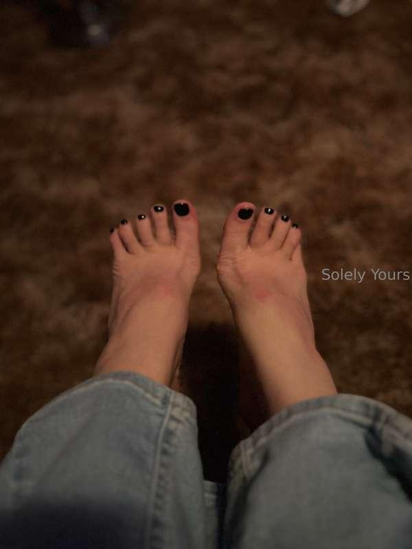 Loving the black nails 