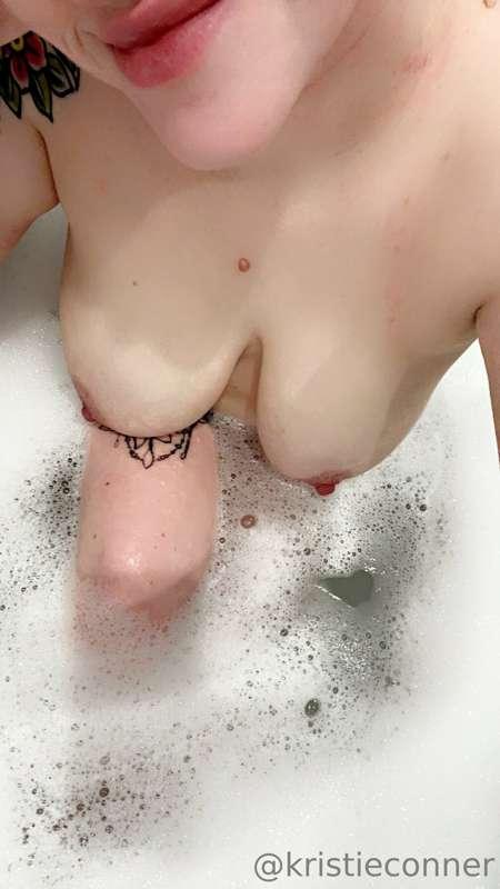 I need company, my bath is lonely 🤍🫶🏼