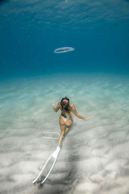 Naked underwater magic hehe