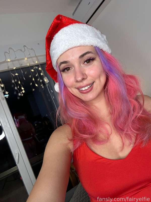 What a nice Christmas mood❤️

#santa #christmas #selfie #dimples #cutegirl #kawaiigirl #pinkhair #egirl  #cleavage #sexyselfie