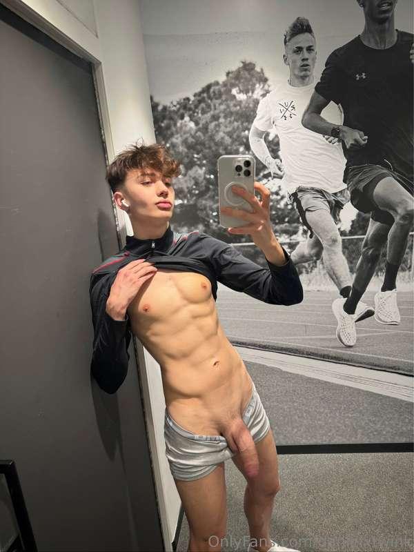 I'm full of cum, I want a mouth to cum on it🥵💦