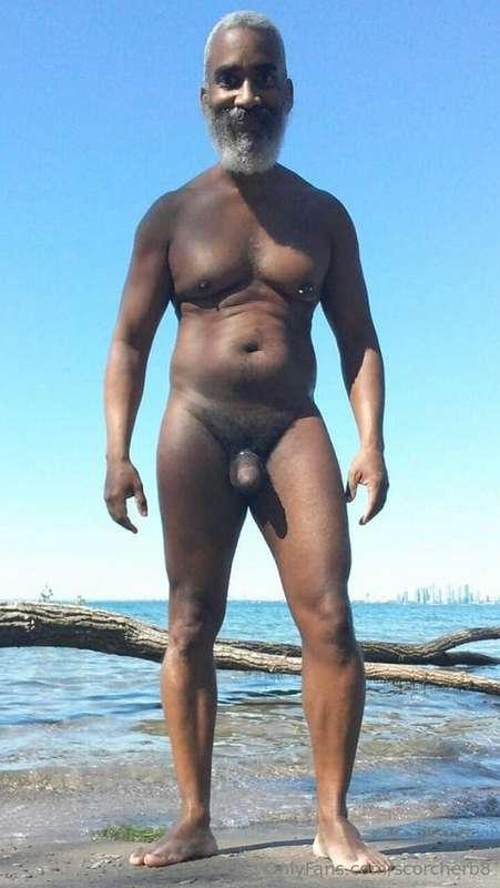 Shady Saturday!#beard #musculardaddy #gay #feet #gaycruising..