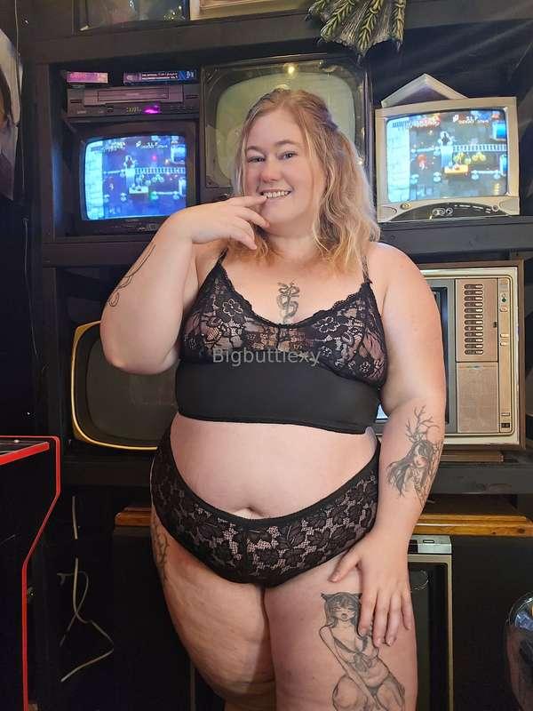 Are you into black lingerie on me? 😊