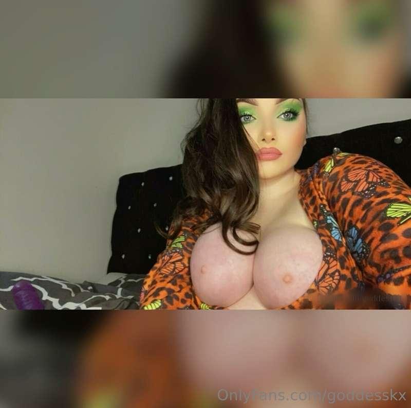 Can you spot the dildo? 🍆🙊