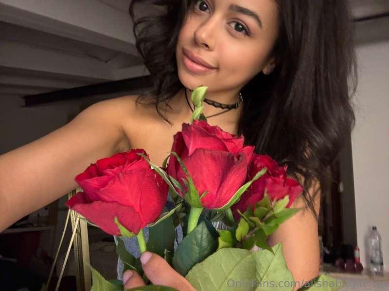 Red roses are a symbol of passion, love and elegance. 🌹 Thei..