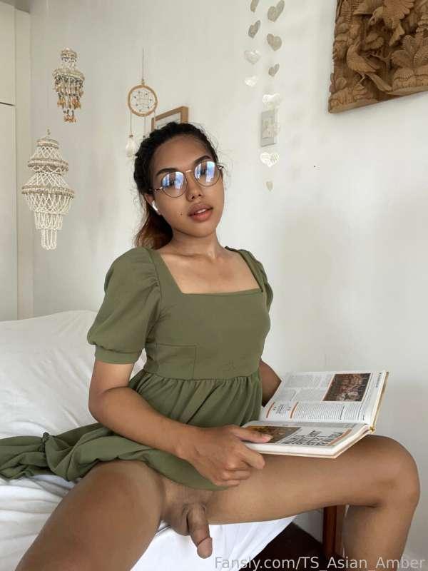 When I read a book I like to wear glasses.🙂 Not because I need them but because it makes me look so sexy! Do you agree?🤔