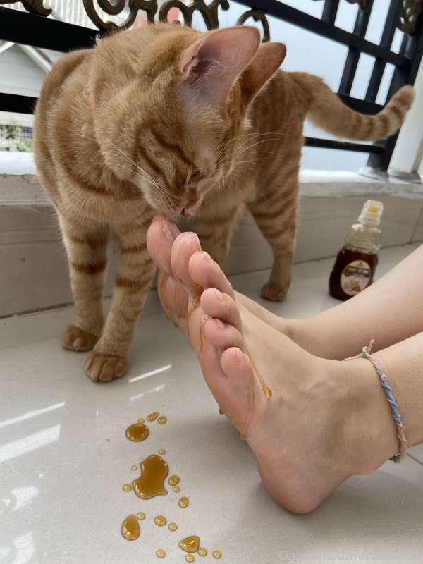 Licking honey off my toes 😜