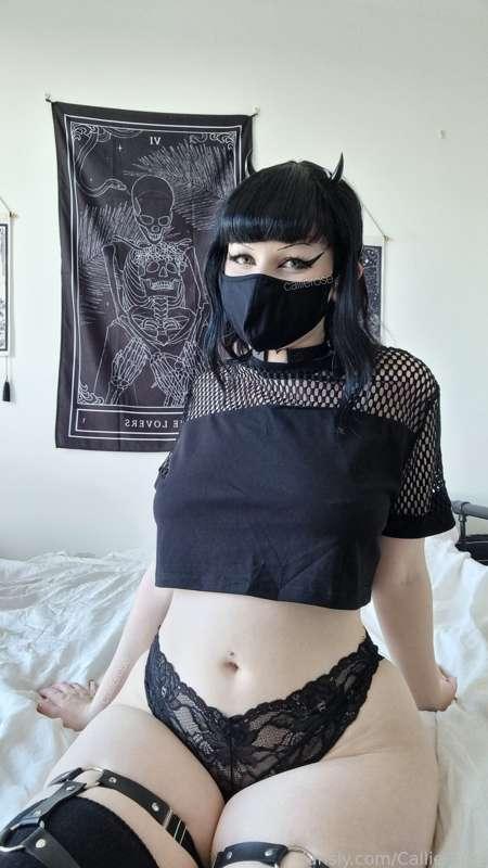 boobs, fishnet and the color black. Is there a better combination?

#fyp #goth #alternative #pale