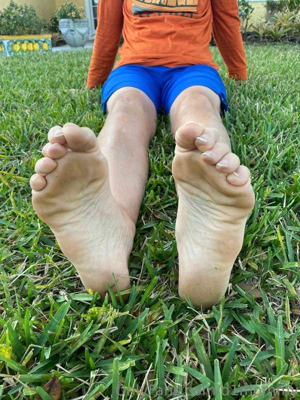 Wiggle wiggle wiggle 👉🏻 DM’s 🤭