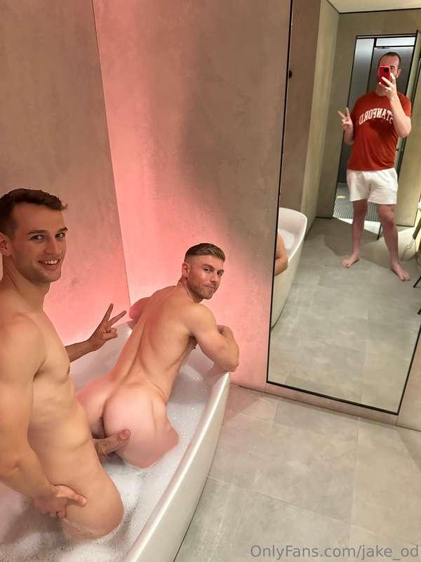 Nothing like a sexy, steamy bathroom to get the mood going 😛..