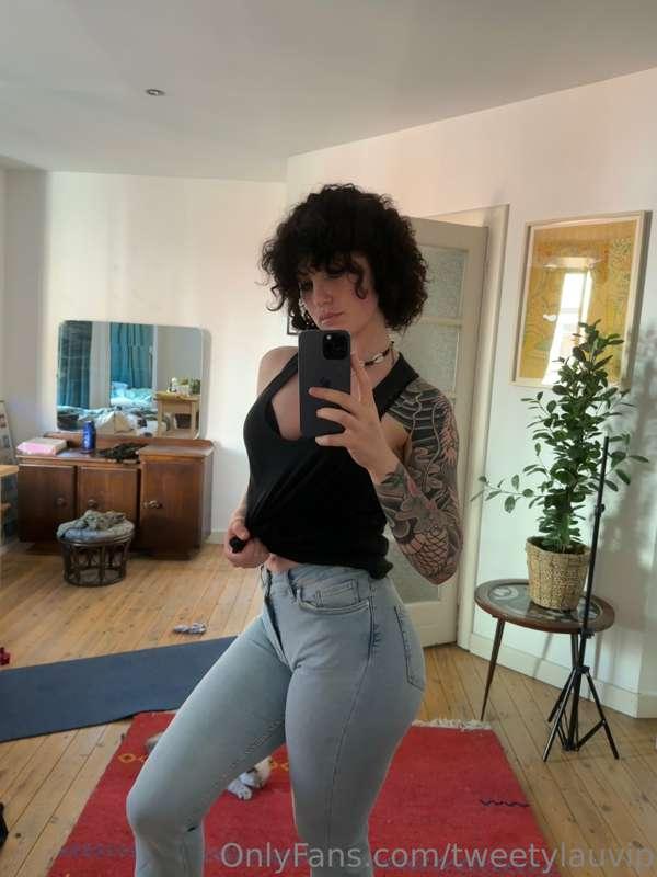 Wearing my sexy tight jeans today🩵