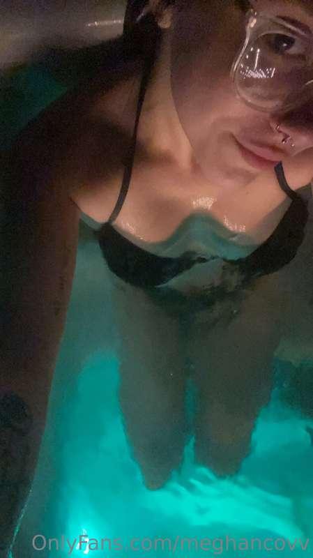 Late night hot tub💦