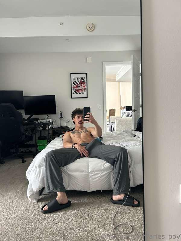 Who wants to see my morning wood? 👀🍆