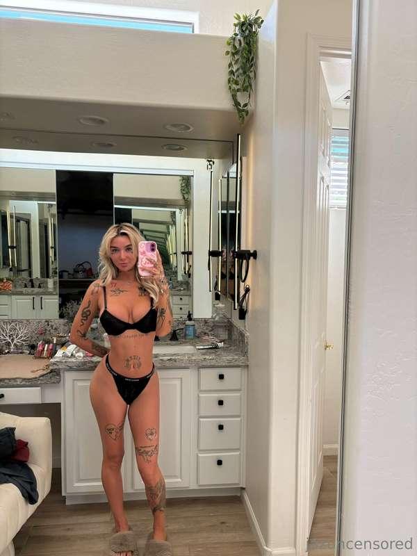 Mirror caught me showing off again 👙💋